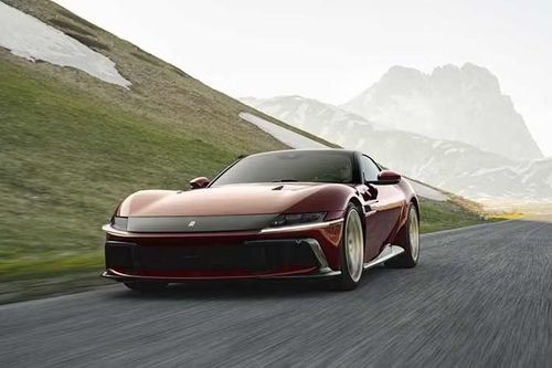 Là một phiên bản đặc biệt chỉ có cấu hình coupe, Ferrari 12Cilindri Manuale sẽ được giới hạn chỉ 1.499 chiếc và đánh dấu sự trở lại của hộp số sàn tại Maranello sau gần 15 năm vắng bóng. Mức giá của Ferrari 12Cilindri Manuale từ 675.000 USD (khoảng 17,74 tỷ đồng).