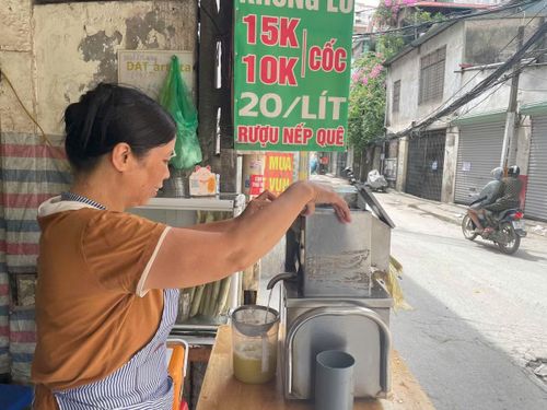 Chị Ngô Thị Thu Huyền, người dân sống tại đây cho biết: 'Khó khăn và mệt mỏi không chỉ ở việc chúng tôi đi lại hàng ngày, mà bụi bặm rồi an toàn giao thông không được đảm bảo. Thỉnh thoảng xe tải còn quệt cả vào người đi xe máy nếu đi ngược chiều'.