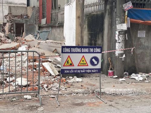 Quá trình giải tỏa cũng kéo theo một khối lượng lớn vật liệu xây dựng. Gạch vỡ, bê tông, sắt thép, cửa sắt và mái tôn được tập kết tạm ven đường, tạo nên khung cảnh ngổn ngang tại nhiều vị trí.