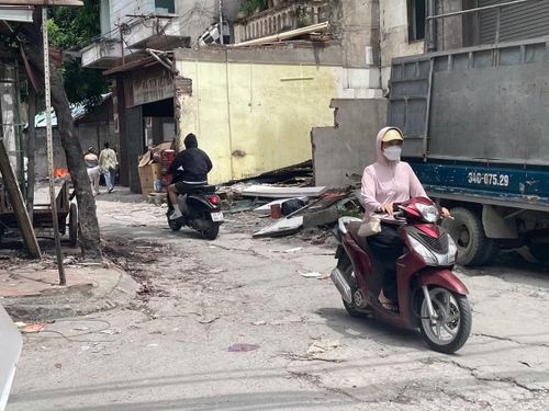 Theo các thông tin được công bố, dự án cải tạo, mở rộng ngõ 381 Nguyễn Khang có chiều dài gần 400 m, đoạn từ phố Thành Thái đến phố Nguyễn Khang, sau khi hoàn thành sẽ có mặt cắt ngang khoảng 21,5 m, kết nối trực tiếp với tuyến Vành đai 2,5, góp phần giảm tải giao thông khu vực phía Tây Hà Nội.