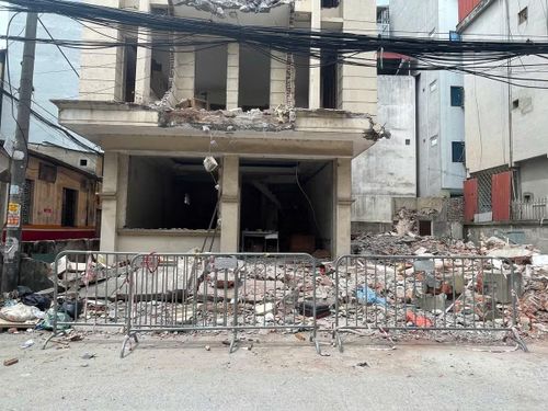 Từ cuối tháng 6/2026, chính quyền phường Cầu Giấy bắt đầu tổ chức giải phóng mặt bằng để phục vụ dự án. Nhiều hộ dân đã tự tháo dỡ công trình, bàn giao đất theo kế hoạch để nhà thầu có thể triển khai các hạng mục tiếp theo.