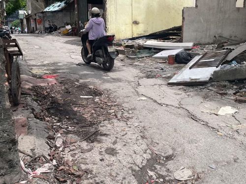 Bên cạnh phế liệu xây dựng, nhiều khu vực còn xuất hiện rác thải sinh hoạt bị đổ lẫn vào đống vật liệu sau tháo dỡ. Nếu không được thu gom kịp thời, các điểm tập kết này có nguy cơ trở thành bãi rác tự phát, ảnh hưởng đến môi trường và mỹ quan đô thị.