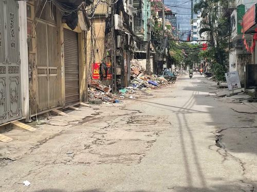 Theo ghi nhận của báo chí, chính tình trạng xuống cấp kéo dài đã khiến người dân gọi nơi đây là "con ngõ đau khổ". Không chỉ giao thông bị ảnh hưởng, hoạt động kinh doanh, sinh hoạt của hàng trăm hộ dân cũng gặp nhiều bất tiện.