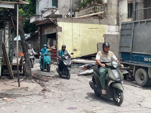 Suốt nhiều năm qua, ngõ 381 Nguyễn Khang là tuyến kết nối quan trọng giữa các khu vực Thành Thái, Duy Tân, Xuân Thủy với đường Nguyễn Khang và đường Láng. Dù chỉ rộng khoảng 3–5 m, con ngõ mỗi ngày vẫn phải "gánh" lưu lượng lớn ô tô, xe máy và học sinh qua lại.