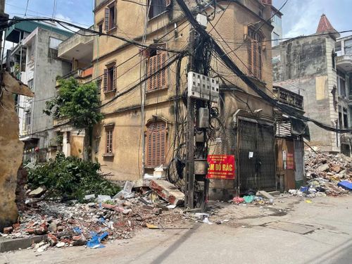 Nhiều thời điểm, đặc biệt vào giờ cao điểm hoặc giờ tan học của các trường trong khu vực, ô tô và xe máy nối đuôi nhau kéo dài hàng trăm mét. Có những đoạn hẹp đến mức hai ô tô gần như không thể tránh nhau, khiến ùn tắc trở thành hình ảnh quen thuộc đối với người dân nơi đây.