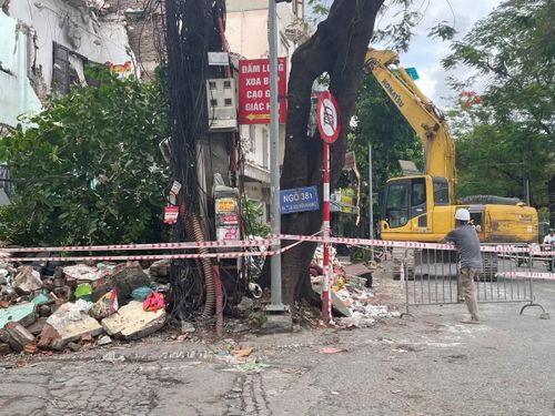 Hiện trường hôm nay vẫn còn bụi đất, gạch đá và tiếng máy móc thi công. Nhưng phía sau khung cảnh ngổn ngang ấy là kỳ vọng của người dân về một tuyến đường rộng rãi, an toàn và đồng bộ hơn trong tương lai. Với tiến độ giải phóng mặt bằng đang được đẩy nhanh, ngõ 381 Nguyễn Khang được kỳ vọng sẽ sớm khép lại hình ảnh của "con ngõ đau khổ" để trở thành một trục kết nối mới của khu vực Cầu Giấy.