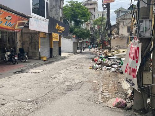 Việc phá dỡ nhà cửa cũng khiến nhiều đoạn tuyến bị thu hẹp tạm thời. Xe máy, ô tô phải di chuyển chậm qua khu vực thi công để đảm bảo an toàn, trong khi người đi bộ phải len lỏi giữa hàng rào công trường và các đống vật liệu.