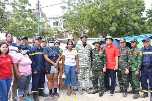 Tặng quà người dân sở tại chịu ảnh hưởng nặng nề bởi thảm họa động đất. Thăm hỏi, động viên người dân địa phương. Ảnh: Hoàng Vũ.