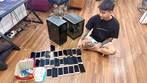 Đối tượng và tang vật bị cơ quan chức năng thu giữ trong vụ thu thập, mua bán trái phép thông tin tài khoản ngân hàng của học sinh.