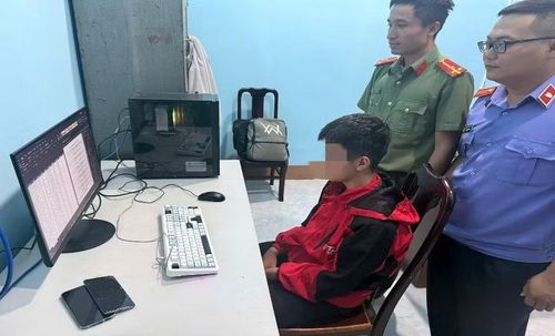 Lực lượng chức năng tỉnh Lâm Đồng yêu cầu N.H.A mở các file dữ liệu đã chiếm đoạt.