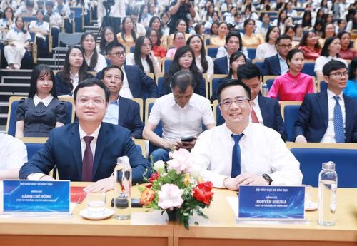 Phó Vụ trưởng Vụ Tổ chức cán bộ Cảnh Chí Dũng và Phó Vụ trưởng Vụ Pháp chế Nguyễn Như Hà (thuộc Bộ GD&ĐT) tham dự buổi lễ.