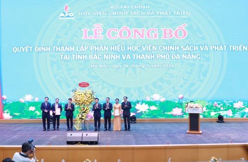 Lãnh đạo Bộ GD&ĐT tặng hoa, trao quyết định thành lập hai phân hiệu tại Bắc Ninh và Đà Nẵng cho đại diện Học viện.
