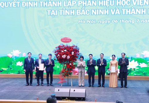 Thứ trưởng Bộ Tài chính Nguyễn Thị Bích Ngọc tặng hoa chúc mừng Học viện.