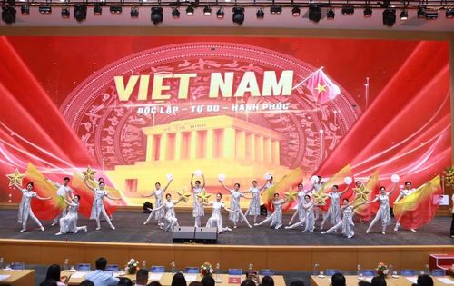 Tiết mục văn nghệ chào mừng tại buổi lễ.