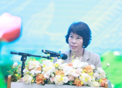 Bà Nguyễn Thị Bích Ngọc - Ủy viên Trung ương Đảng, Thứ trưởng Bộ Tài chính chúc mừng và ghi nhận những dấu mốc phát triển của Học viện Chính sách và Phát triển trong thời gian qua.