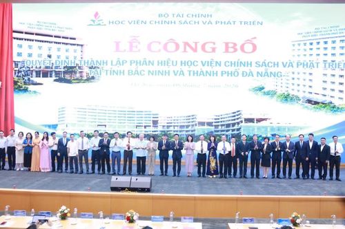 Các đại biểu, khách mời chụp hình lưu niệm tại chương trình.