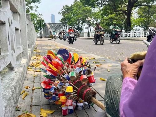 Những món đồ chơi dân gian xứ Huế được mệ Hường bày bán với giá rẻ.