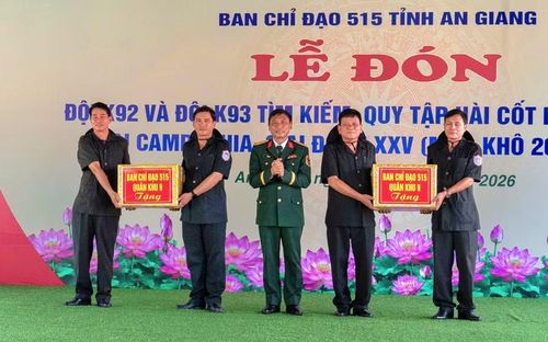 Tặng quà chúc mừng Đội K92 và Đội K93 hoàn thành nhiệm vụ.