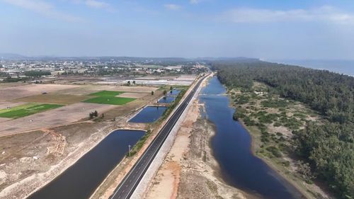 Đường ven biển Dung Quất - Sa Huỳnh có ý nghĩa đặc biệt quan trọng trong kết nối không gian phát triển, tạo động lực tăng trưởng mới của tỉnh Quảng Ngãi trong thời gian đến.