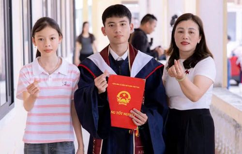 Tiến Đạt cùng mẹ và em gái trong buổi chụp ảnh kỷ yếu. (Ảnh NVCC)