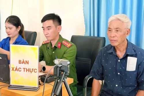 Thân nhân liệt sĩ xác thực thông tin để lấy mẫu sinh phẩm ADN phục vụ công tác đối sánh, xác định danh tính liệt sĩ.