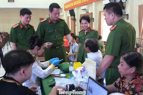 Đại tá Nguyễn Đức Cường - Phó Giám đốc Công an tỉnh Nghệ An, thăm hỏi, động viên thân nhân liệt sĩ.