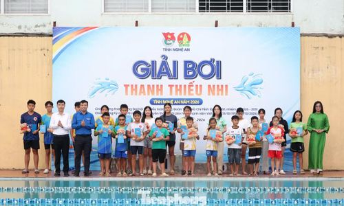 Kết thúc giải, ở mỗi nội dung thi đấu, Ban Tổ chức trao 1 giải Nhất, 1 giải Nhì, 2 giải Ba và 4 giải Triển vọng cho các vận động viên đạt thành tích xuất sắc. Trong ảnh, Ban Tổ chức trao giải Triển vọng cho các vận động viên.