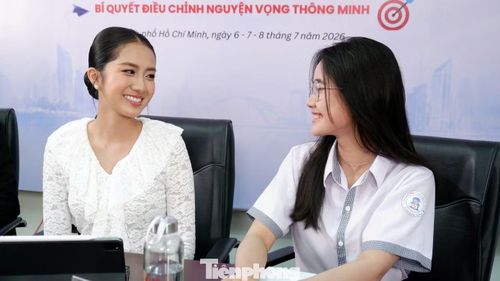 Vũ Thị Ngọc Ánh bất ngờ khi biết mình là thủ khoa khối A00 trường THPT Trần Hưng Đạo, Lâm Đồng.