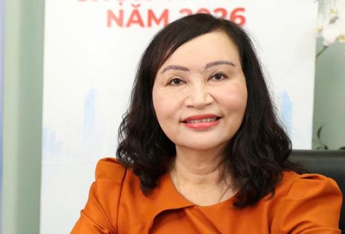 Tiến sĩ Đặng Thị Ngọc Lan chúc mừng thủ khoa Ngọc Ánh chọn ngành Tài chính.