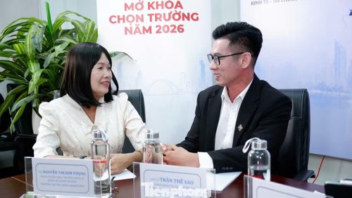 Dàn khách mời có Tiến sĩ Trần Thế Sao - Giám đốc chương trình Tài chính Ngân hàng, Khoa Tài chính Ngân hàng, Trường ĐH Mở TPHCM, Thạc sĩ Nguyễn Thị Kim Phụng, Phó phòng Tuyển sinh, Truyền thông và Quan hệ doanh nghiệp, Trường ĐH Tài chính - Marketing.