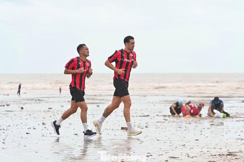 Người dân nhặt ốc, du khách chạy bộ trên bãi biển, cuộc sống ở Móng Cái đang dần trở lại bình thường sau bão.