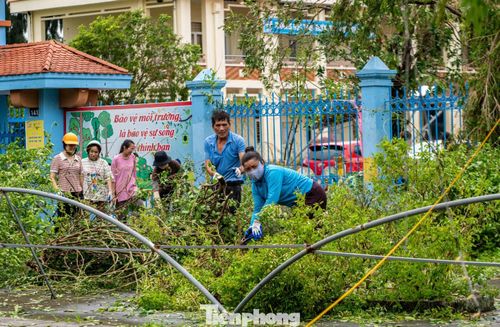 Hiện nay, toàn bộ lực lượng chức năng cùng chính quyền địa phương đang tập trung cao độ cho công tác khắc phục hậu quả do bão gây ra. Nhiều tổ công tác sử dụng cưa máy và phương tiện chuyên dụng để cắt dọn, di chuyển cây xanh bị gãy, đổ chắn ngang các tuyến đường.