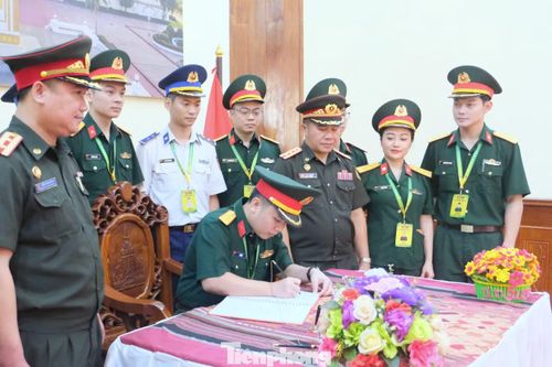 Trưởng đoàn Sĩ quan trẻ Quân đội nhân dân Việt Nam viết lưu bút tại Bảo tàng Kaysone Phomvihane.
