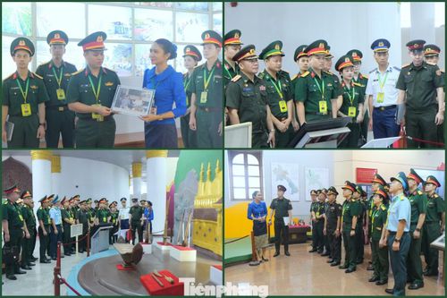 Các thành viên trong đoàn nghe thuyết minh về lịch sử liên minh chiến đấu hào hùng giữa Quân đội hai nước.