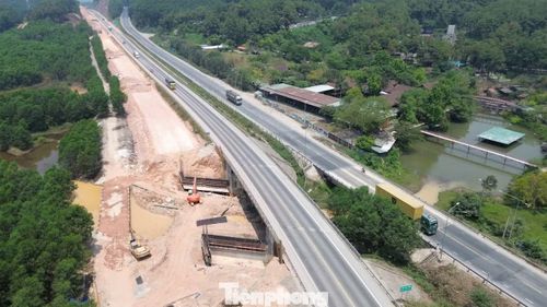 Việc tạm dừng khai thác tuyến trong khung giờ từ 17h đến 5h sáng nhằm bảo đảm an toàn cho lực lượng thi công trên công trường vào ban đêm. Ảnh: Ngọc Văn