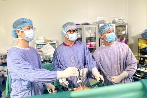 TS.BS Nguyễn Xuân Hòa – Phó Giám đốc Trung tâm Phẫu thuật Tiêu hóa và Bệnh lý sàn chậu và ê kíp thực hiện phẫu thuật cho người bệnh.