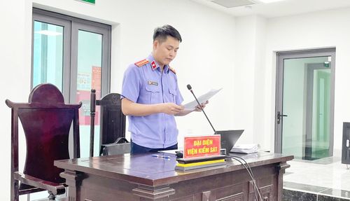 Đại diện VKSND tỉnh Hà Tĩnh tại phiên xử.