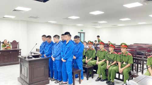 Các bị cáo tại phiên xử.
