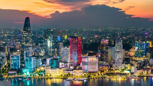 Việt Nam đã thay đổi rất nhiều. Một đất nước từng phải ưu tiên giải quyết đói nghèo nay đã bước vào nhóm quốc gia thu nhập trung bình cao và đang hình thành một tầng lớp trung lưu ngày càng đông đảo. Ảnh: Hoàng Hà