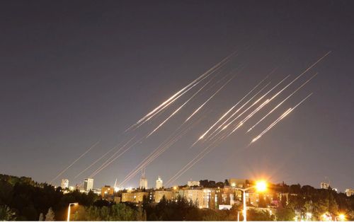Tên lửa đạn đạo Iran bay về Israel. Ảnh: EPA