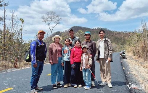 Những năm tháng bôn ba nơi xứ người, bước chân của chàng trai 9X luôn hướng về cội nguồn với khao khát mang tri thức thắp sáng bản làng. Ảnh NVCC