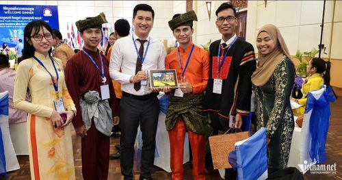 Anh Sacien chụp chung với các đại biểu quốc tế tại chương trình IYECF ở Campuchia. Ảnh NVCC