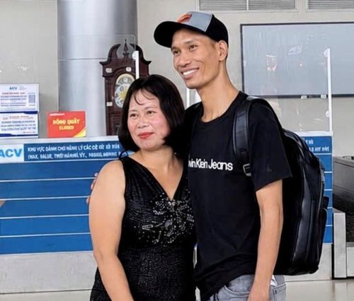 Y Saciên Kbuôr bên người chị út. Người chị năm xưa từng cõng em trên lưng đến lớp, nhường nhịn từng thìa cháo trắng, nay lặng lẽ mỉm cười tự hào nhìn đứa em út sải cánh bay xa. Ảnh NVCC