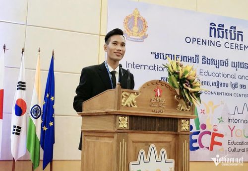 Y Saciên Kbuôr (Sacien) trong một hoạt động giao lưu thanh niên quốc tế. Ảnh NVCC