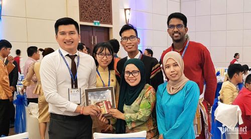 Anh Sacien chụp chung với các đại biểu quốc tế tại chương trình IYECF ở Campuchia. Ảnh NVCC