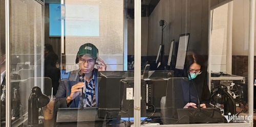 Sacien phiên dịch tại một sự kiện quốc tế tại Bangkok, Thái Lan. Ảnh NVCC