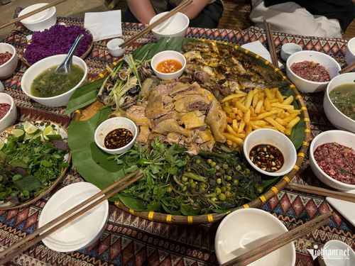 Cỗ lá là nét văn hóa ẩm thực đặc sắc của người Mường