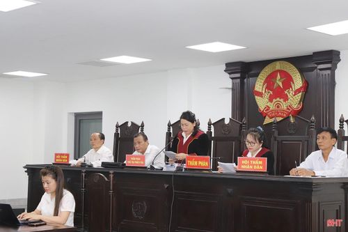 Hội đồng xét xử tuyên án các bị cáo.