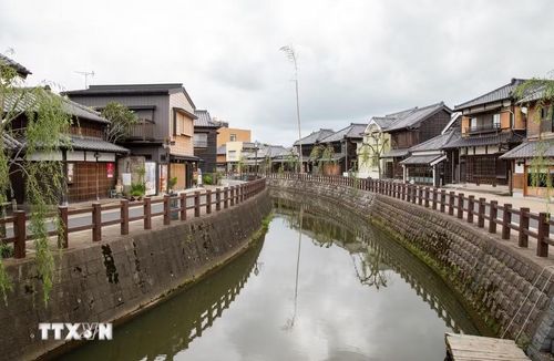 Điểm đặc biệt của Sawara là những dãy nhà gỗ cổ kính nằm dọc theo dòng sông Ono. (Ảnh: Xuân Giao/TTXVN)