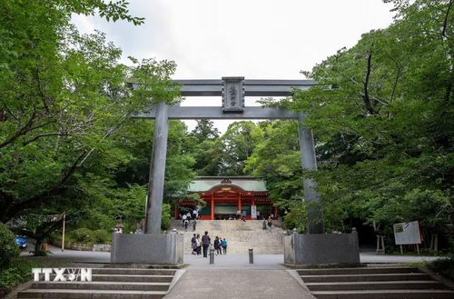 Cánh cổng Torii dẫn vào lối vào khu đền thờ chính. (Ảnh: Xuân Giao/TTXVN)